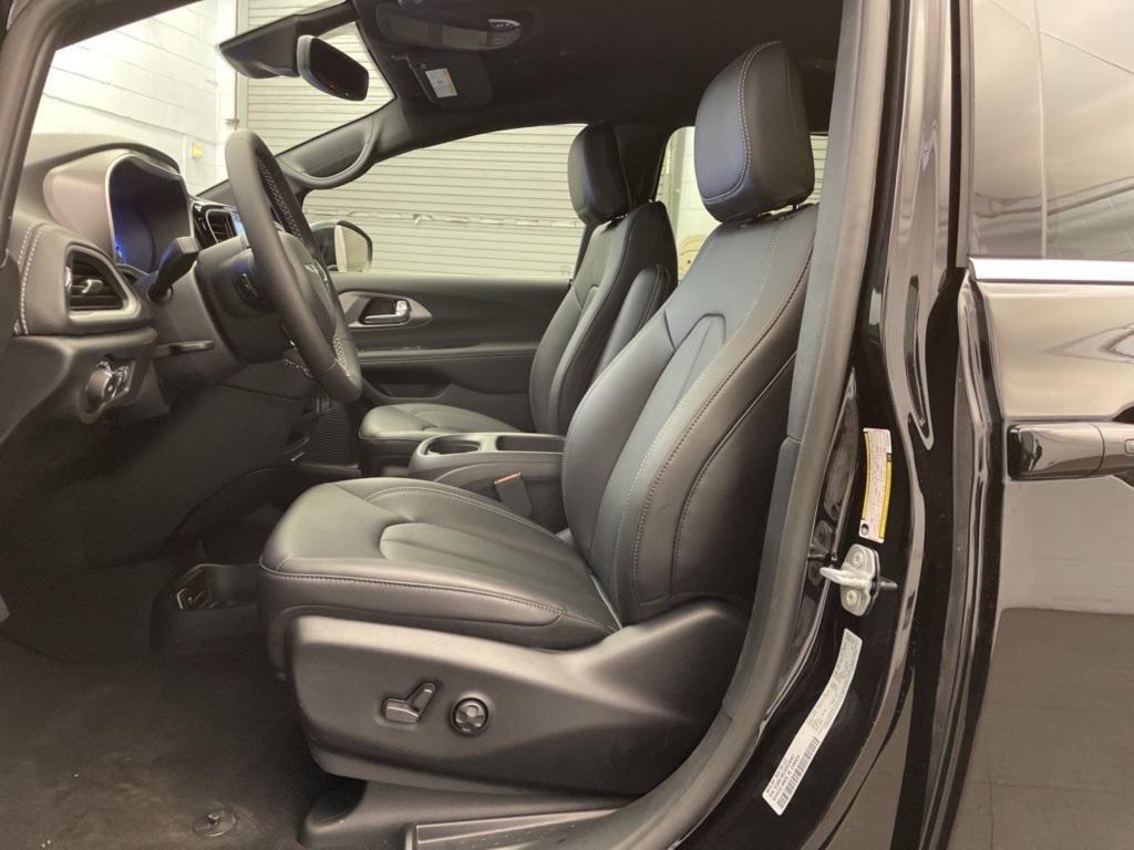 new 2025 Chrysler Pacifica car, priced at $36,579