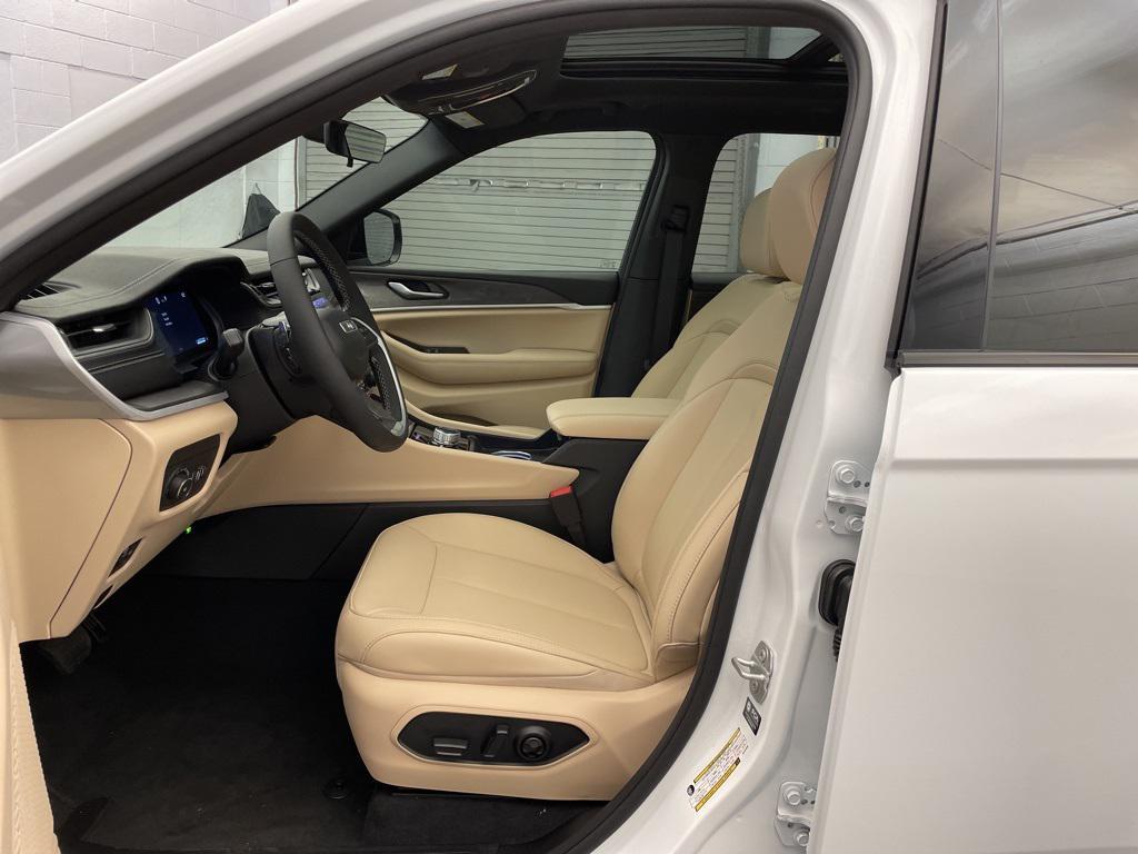 new 2025 Jeep Grand Cherokee car, priced at $41,553