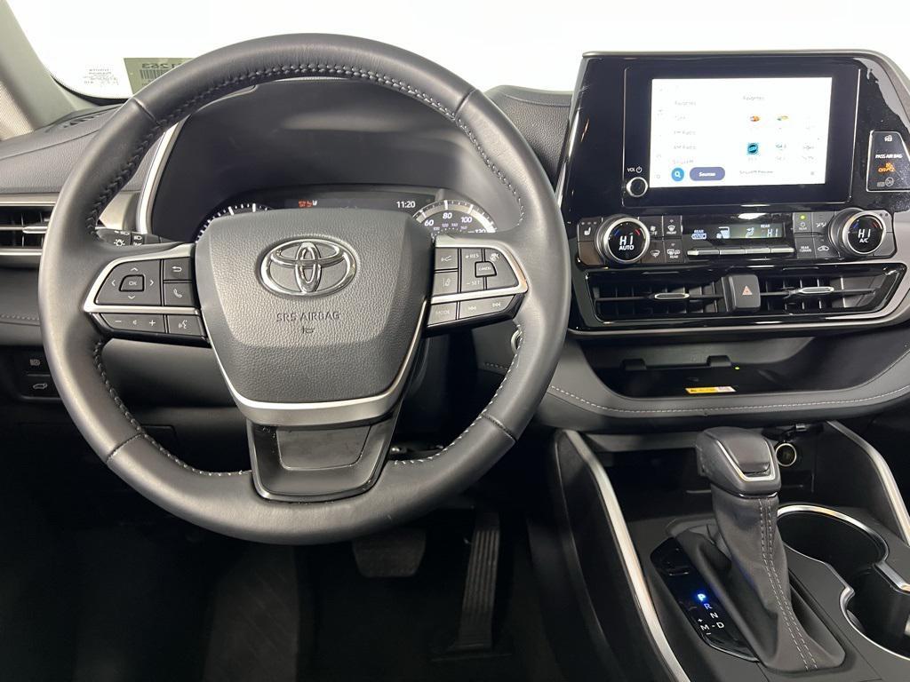 used 2025 Toyota Highlander car, priced at $41,973