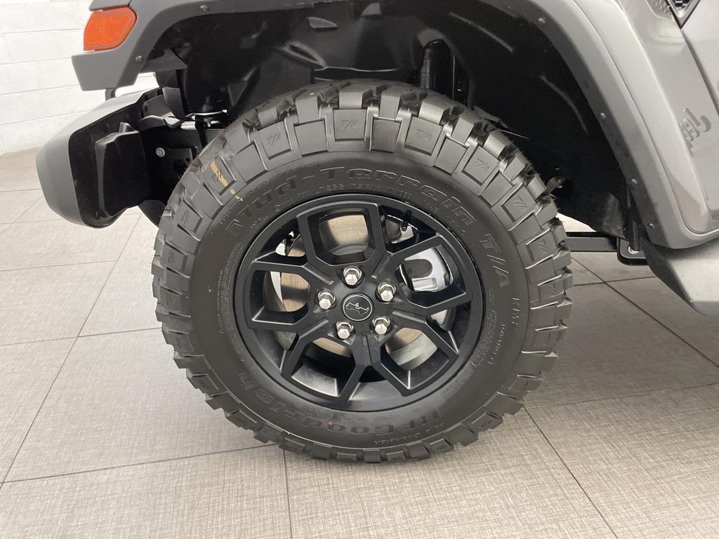 new 2025 Jeep Gladiator car, priced at $41,656