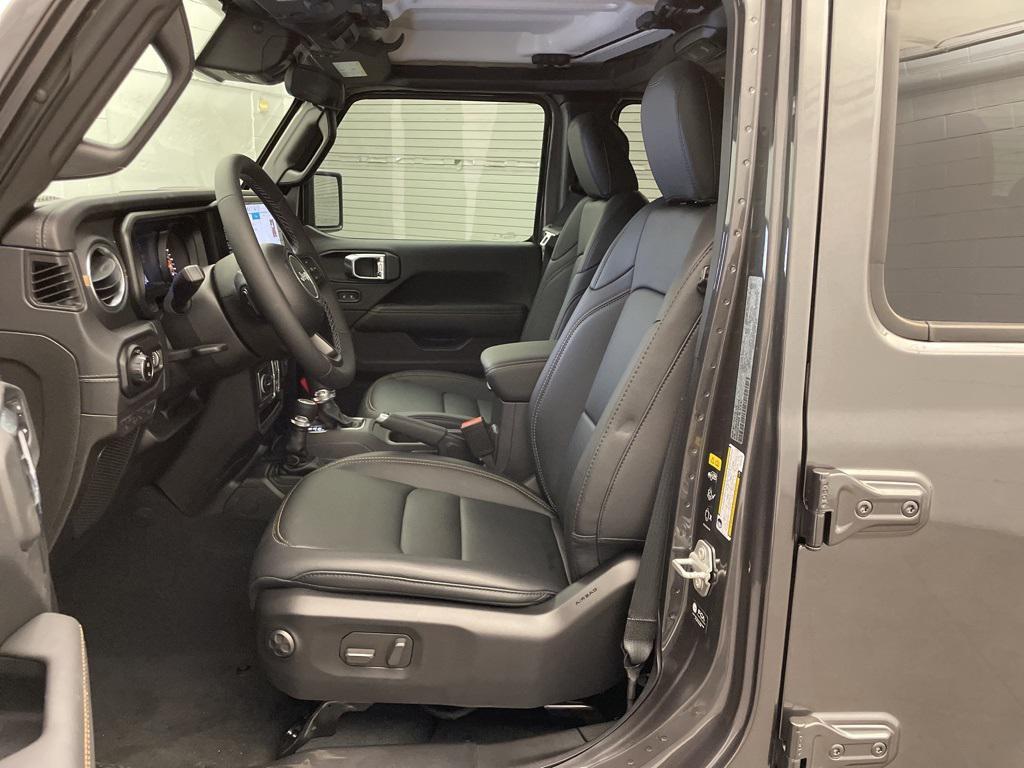 new 2025 Jeep Gladiator car, priced at $41,656