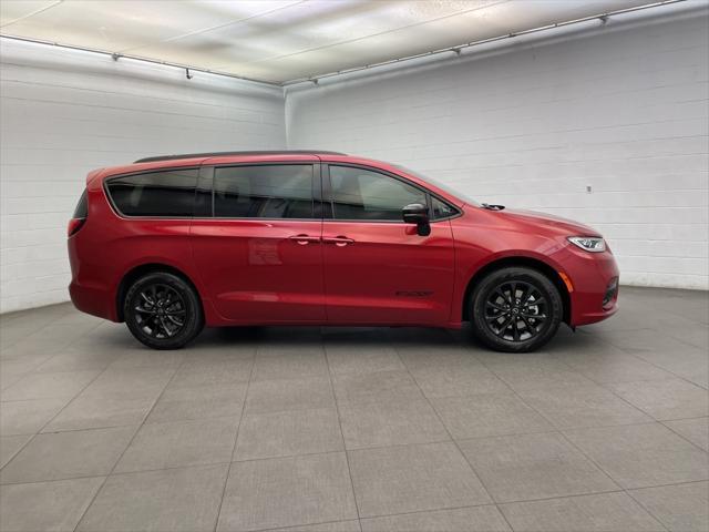 new 2025 Chrysler Pacifica car, priced at $41,435