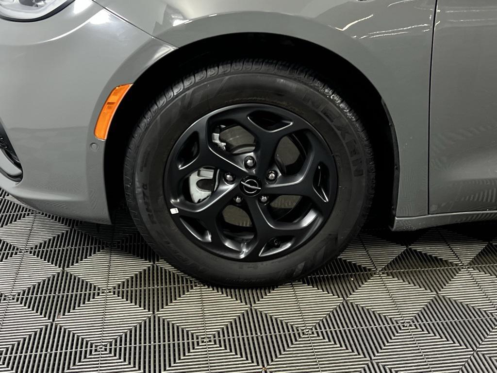 used 2022 Chrysler Pacifica Hybrid car, priced at $33,975
