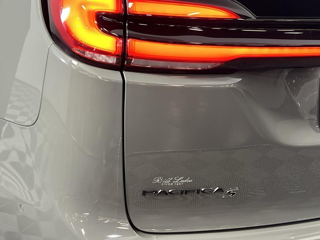 used 2022 Chrysler Pacifica Hybrid car, priced at $33,975