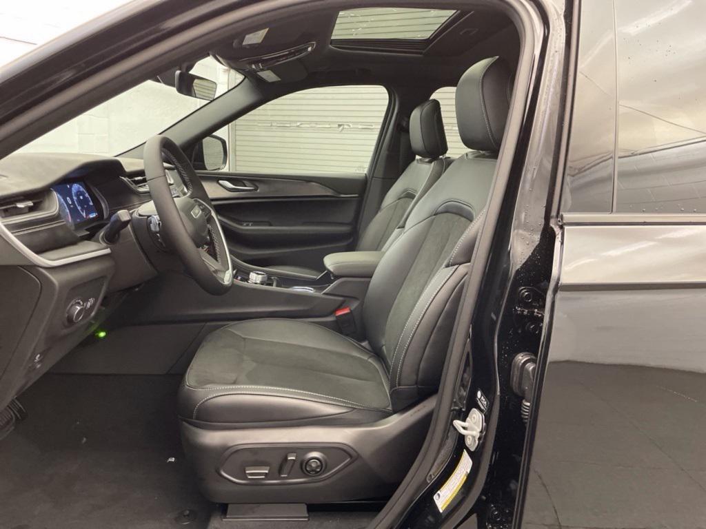 new 2025 Jeep Grand Cherokee car, priced at $38,344