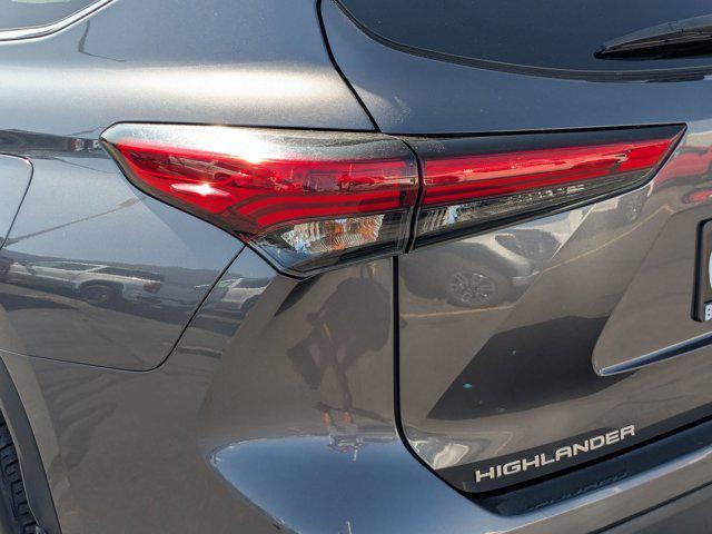 used 2022 Toyota Highlander car, priced at $32,729