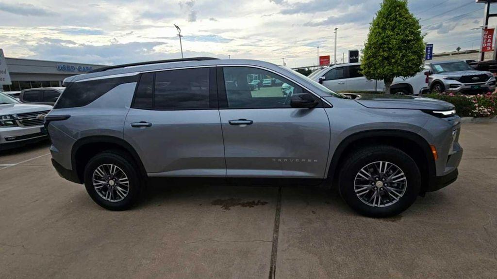 used 2025 Chevrolet Traverse car, priced at $37,499