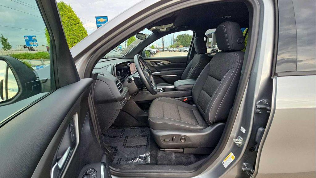 used 2025 Chevrolet Traverse car, priced at $37,499