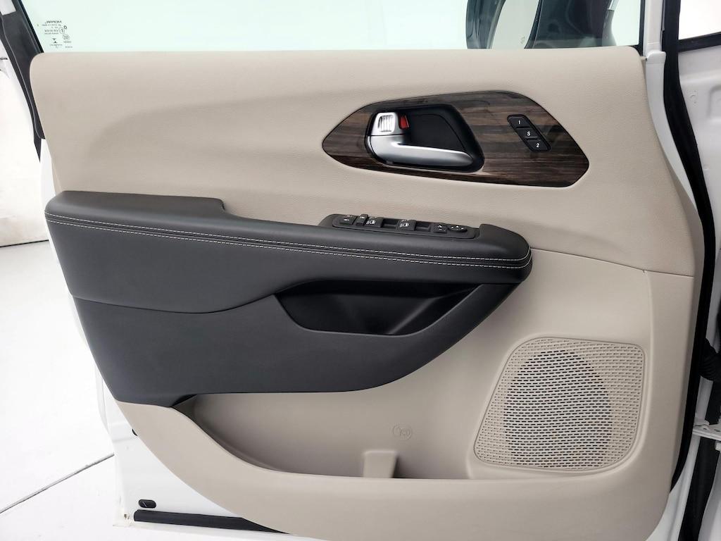 used 2023 Chrysler Pacifica car, priced at $30,998