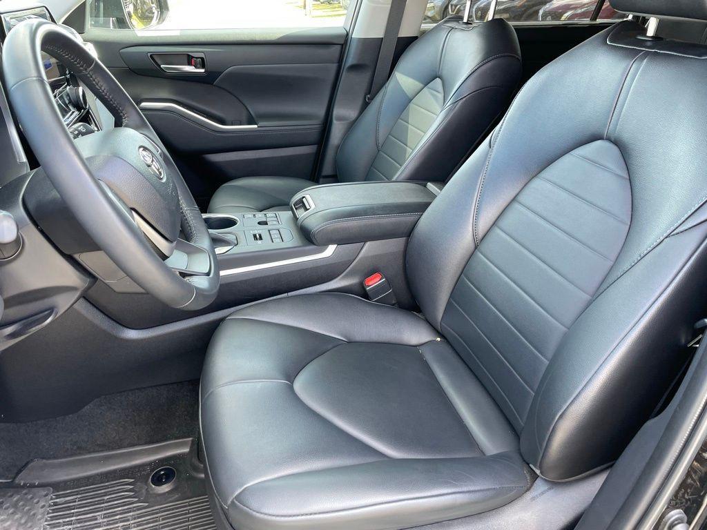 used 2023 Toyota Highlander car, priced at $34,899