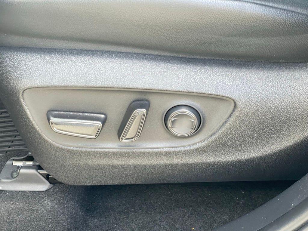 used 2023 Toyota Highlander car, priced at $34,899