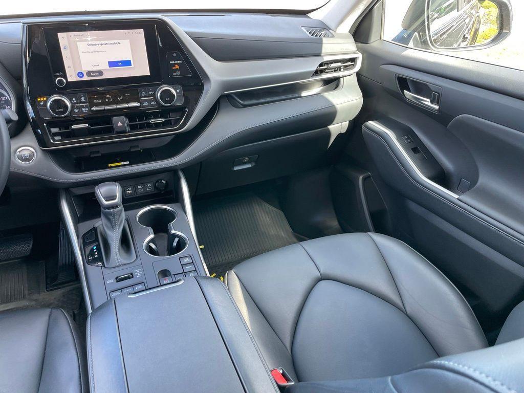 used 2023 Toyota Highlander car, priced at $34,899
