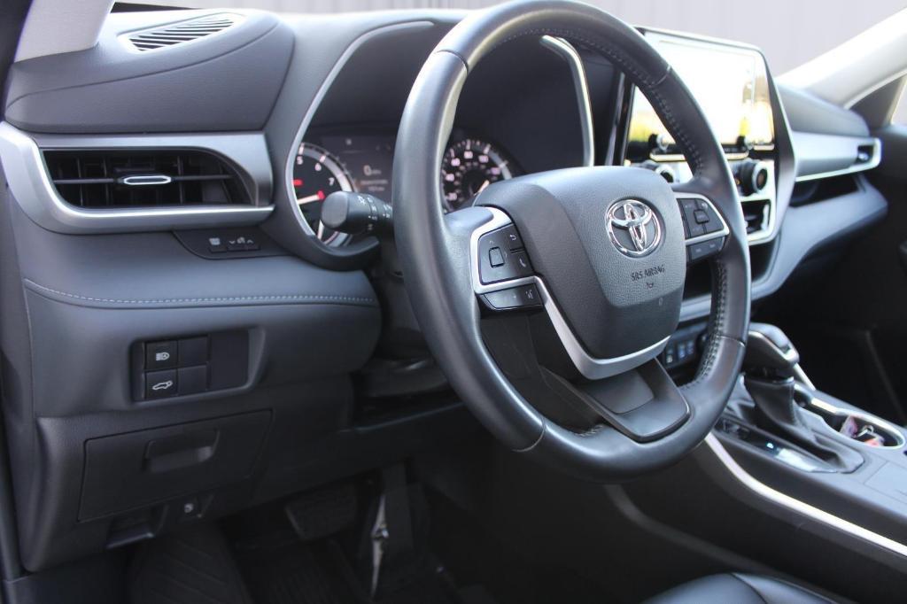 used 2022 Toyota Highlander car, priced at $39,480
