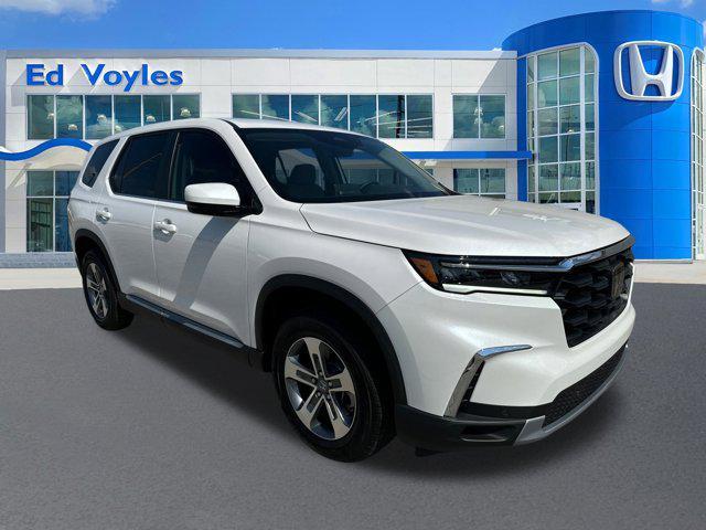 new 2025 Honda Pilot car, priced at $45,405