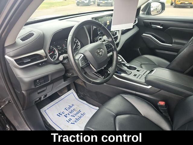 used 2021 Toyota Highlander car, priced at $27,999