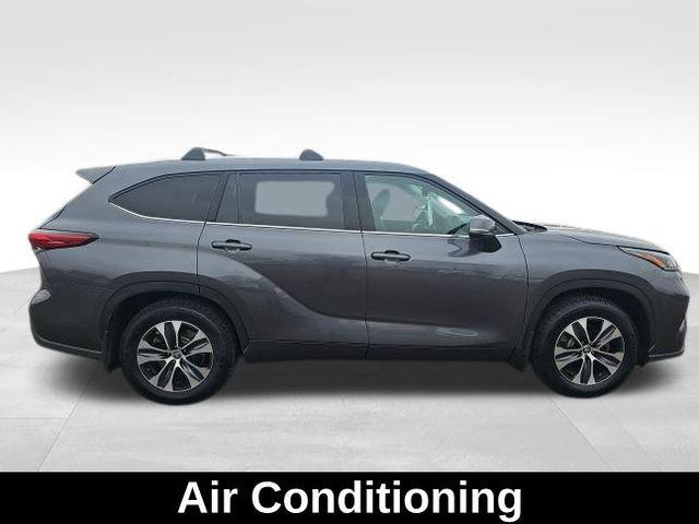 used 2021 Toyota Highlander car, priced at $27,999