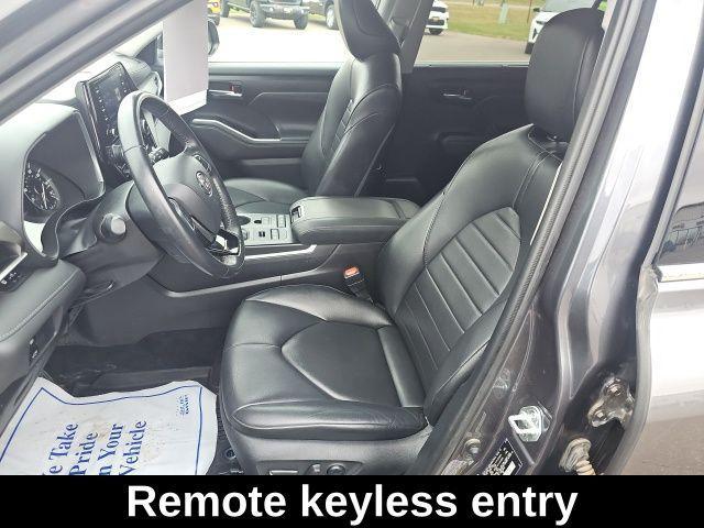 used 2021 Toyota Highlander car, priced at $27,999