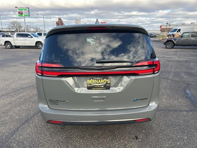 used 2022 Chrysler Pacifica Hybrid car, priced at $27,599