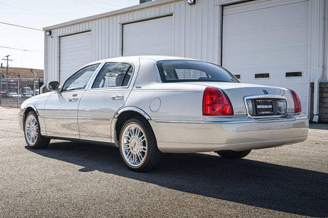 used 2006 Lincoln Town Car car, priced at $12,000