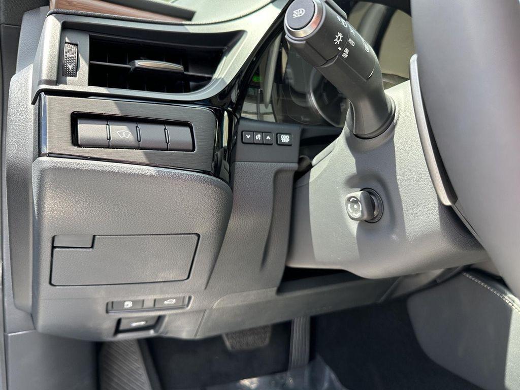 new 2025 Lexus ES 300h car, priced at $51,684