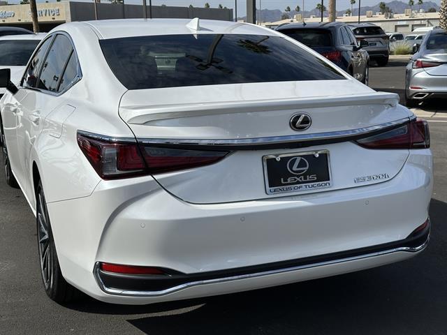 new 2025 Lexus ES 300h car, priced at $51,234