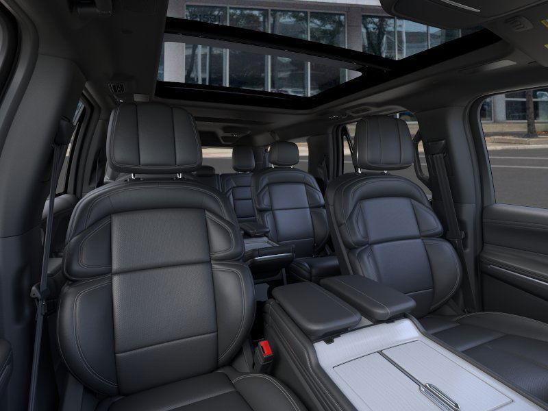 new 2025 Lincoln Navigator car, priced at $101,677