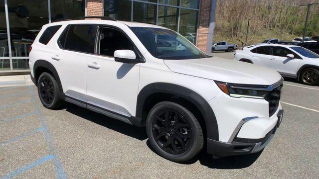 new 2025 Honda Pilot car, priced at $55,820