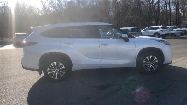 used 2022 Toyota Highlander car, priced at $34,537