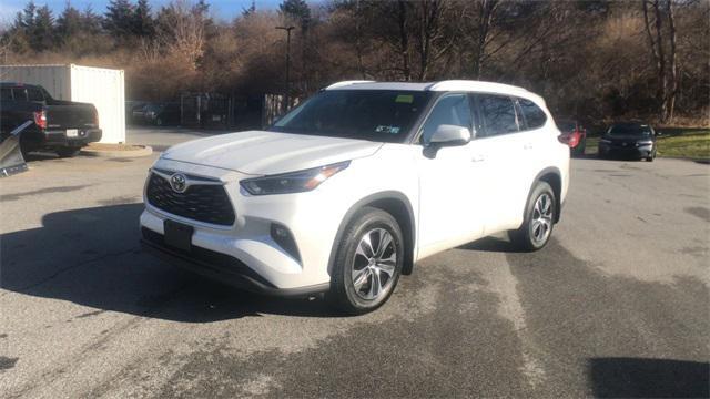 used 2022 Toyota Highlander car, priced at $34,537