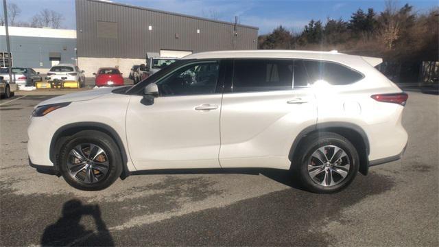 used 2022 Toyota Highlander car, priced at $34,537