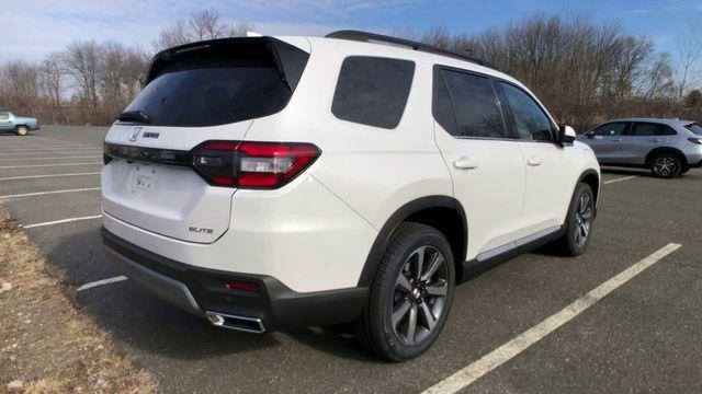 new 2025 Honda Pilot car, priced at $54,985