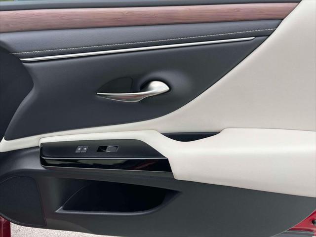 used 2025 Lexus ES 300h car, priced at $46,700