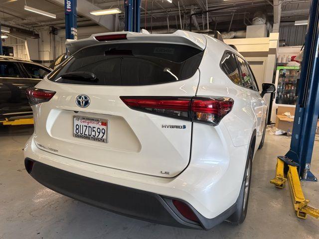 used 2021 Toyota Highlander Hybrid car, priced at $27,499