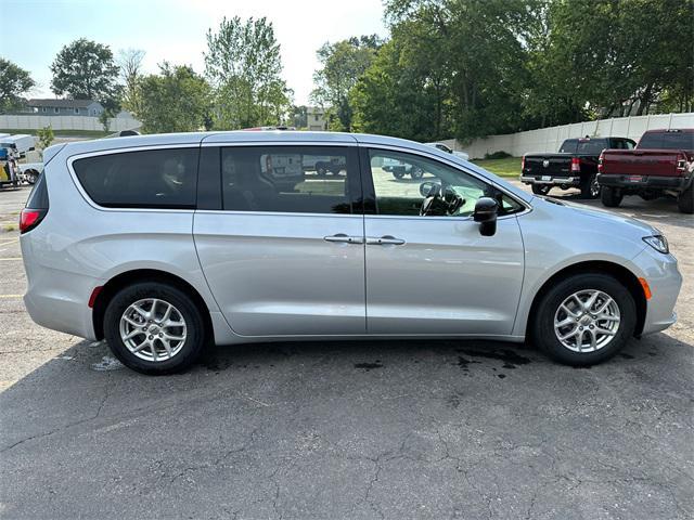 new 2024 Chrysler Pacifica car, priced at $43,695