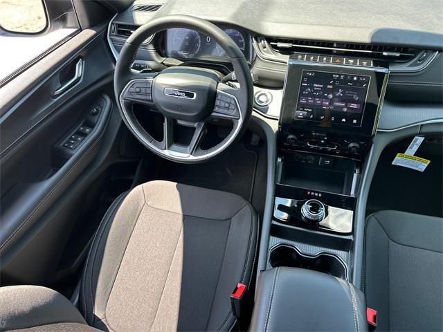 new 2025 Jeep Grand Cherokee car, priced at $44,000
