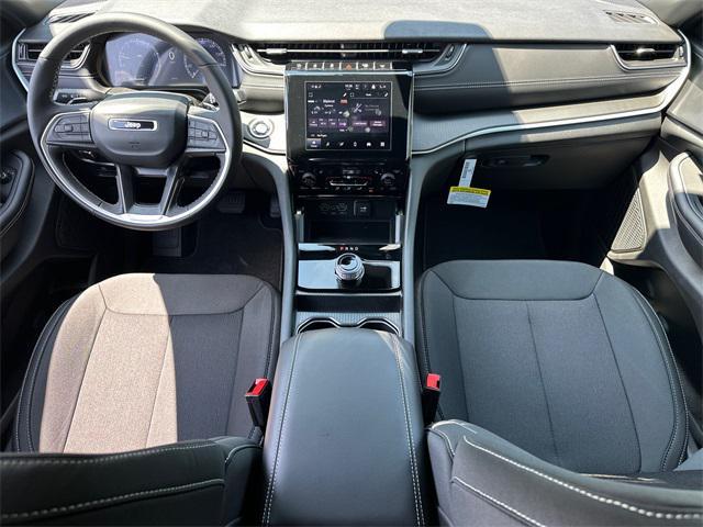 new 2025 Jeep Grand Cherokee car, priced at $44,000