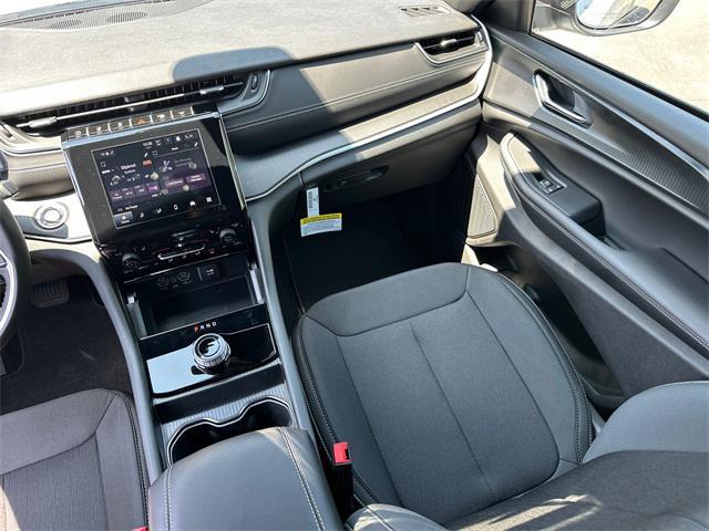 new 2025 Jeep Grand Cherokee car, priced at $44,000