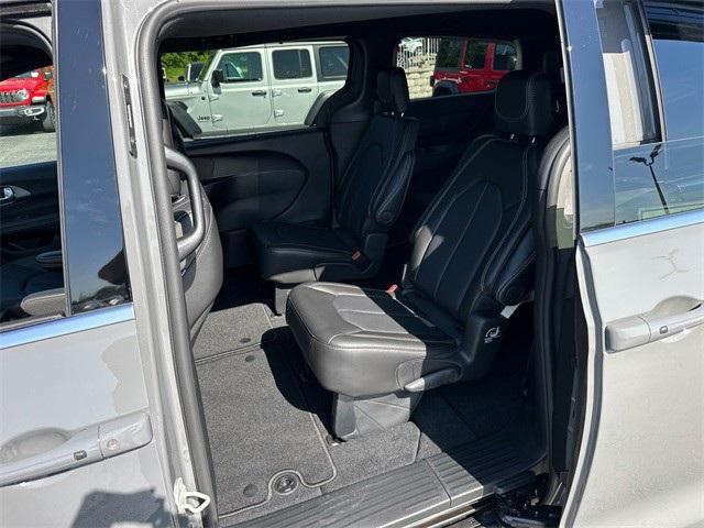 new 2025 Chrysler Pacifica car, priced at $48,915
