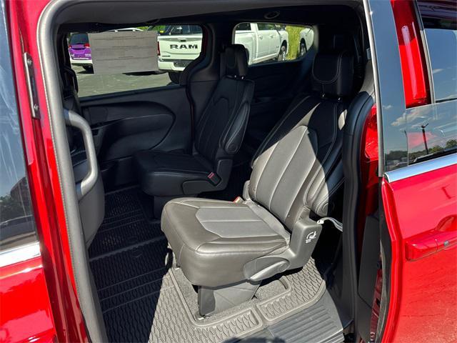 new 2025 Chrysler Pacifica car, priced at $52,105