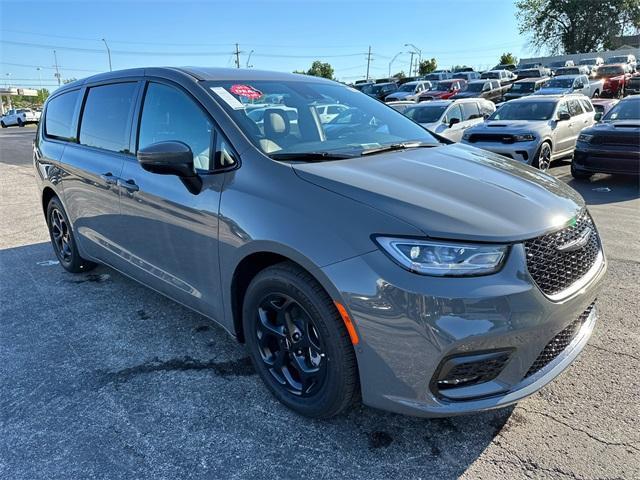 new 2023 Chrysler Pacifica Hybrid car, priced at $31,909