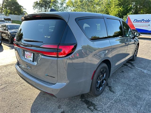 new 2023 Chrysler Pacifica Hybrid car, priced at $31,909