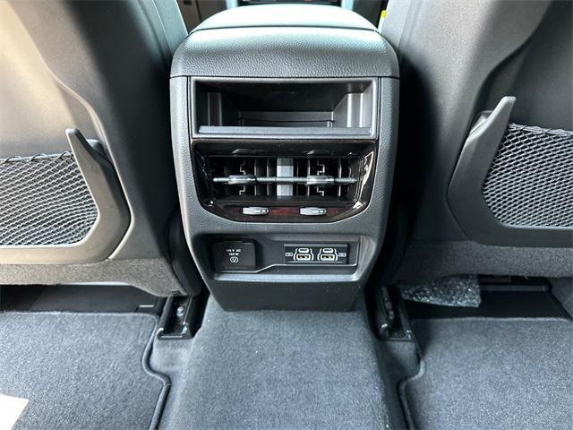 new 2025 Jeep Grand Cherokee car, priced at $47,725