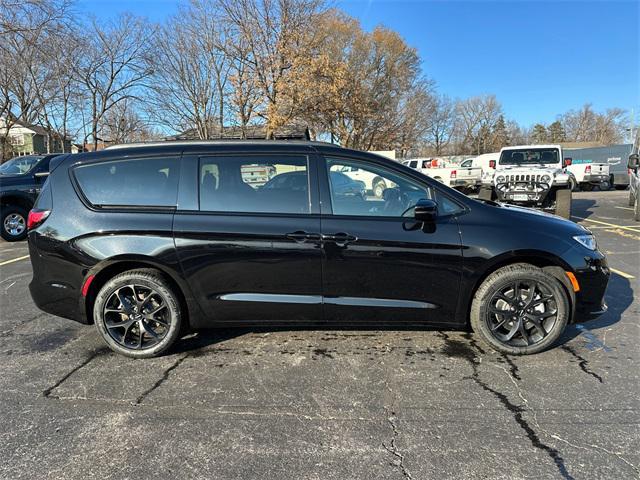 new 2025 Chrysler Pacifica car, priced at $54,260