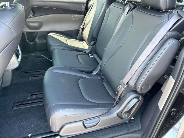 new 2025 Kia Carnival Hybrid car, priced at $42,055