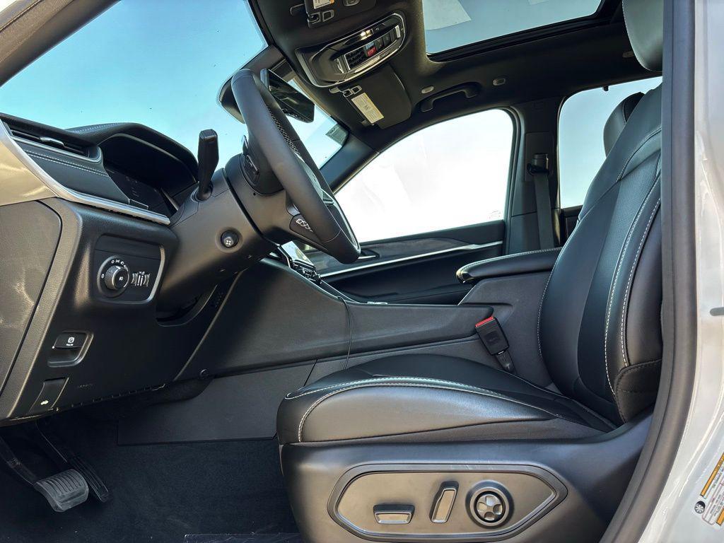 new 2025 Jeep Grand Cherokee car, priced at $46,869