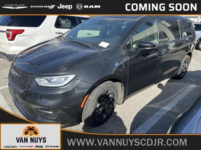 used 2022 Chrysler Pacifica Hybrid car, priced at $32,000