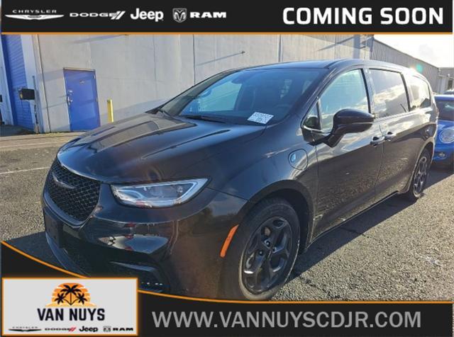 used 2022 Chrysler Pacifica Hybrid car, priced at $32,000