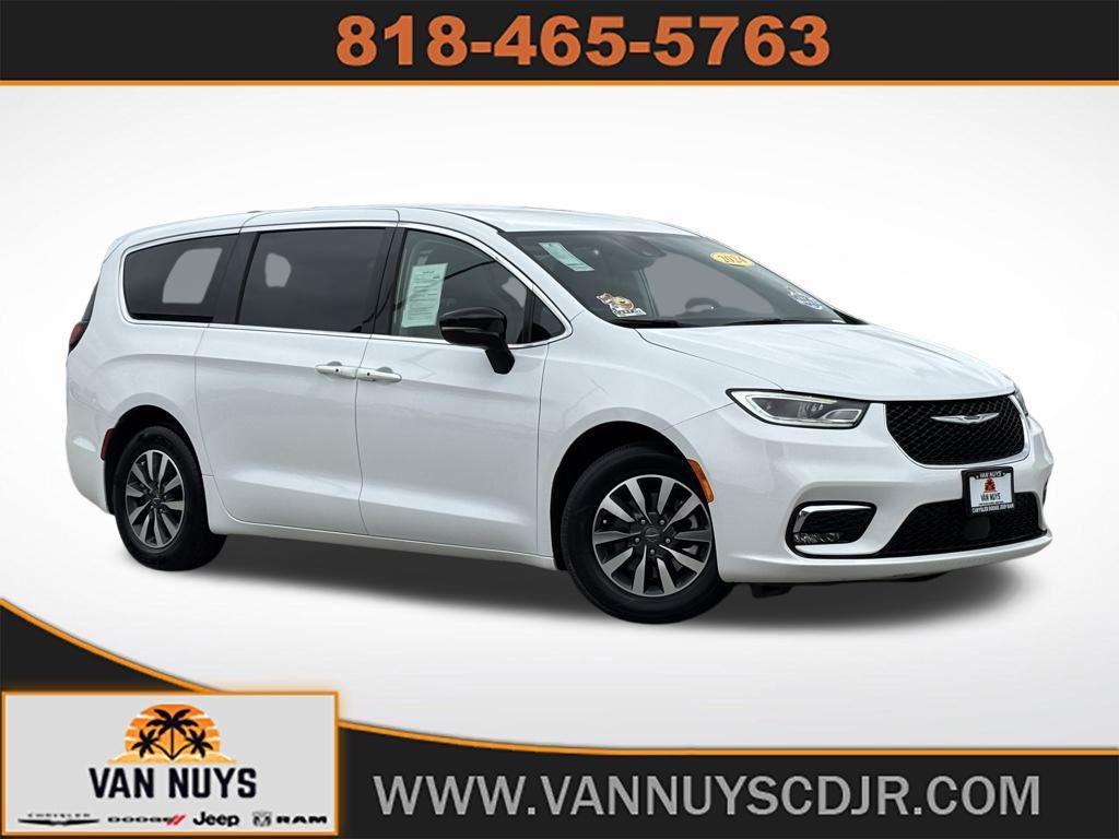 used 2024 Chrysler Pacifica Hybrid car, priced at $30,000