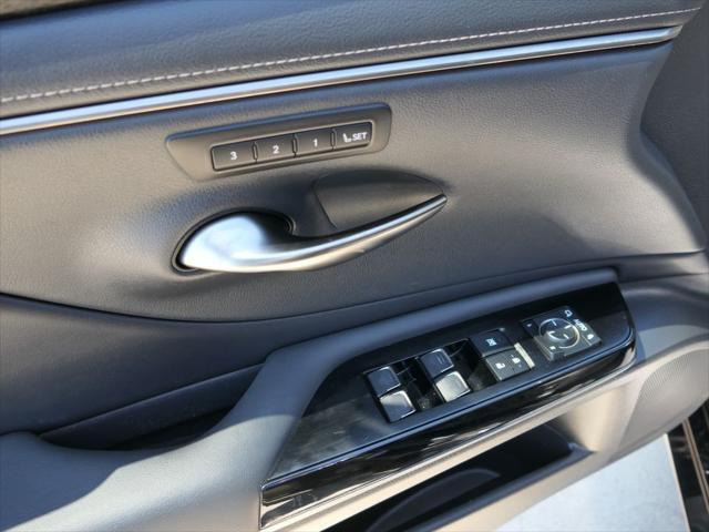 used 2022 Lexus ES 300h car, priced at $32,000