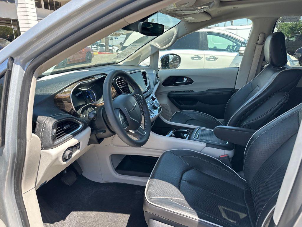used 2023 Chrysler Pacifica Hybrid car, priced at $34,000